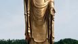 Největší sochou světa je zatím pozlacený Buddha stojící v provincii Che-nan. Má 128 metrů.