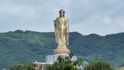 Největší sochou světa je zatím pozlacený Buddha stojící v provincii Che-nan. Má 128 metrů.