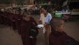 Buddhistickým mnichům je v Barmě prokazována velká úcta