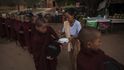 Buddhistickým mnichům je v Barmě prokazována velká úcta
