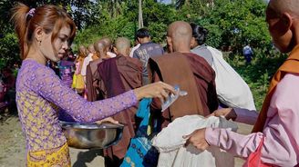 Buddhistickým mnichům je v Myanmě prokazována velká úcta. Pomáhají lidem zlepšovat jejich karmu