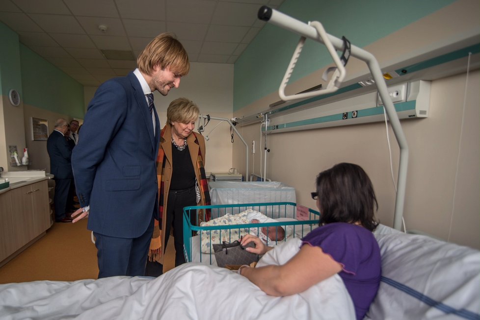 Ministr zdravotnictví Adam Vojtěch navštívil v porodnici první budějovické novorozeně. Shodou náhod se jmenuje stejně jako jeho kolegyně z vlády – Šlechtová.
