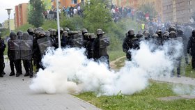 Protestující hází na policisty kameny. Ti jim to zase oplácejí dělbuchy se slzným plynem.