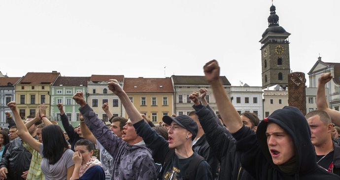 Několik stovek lidí se 29. června po shromáždění na českobudějovickém náměstí Přemysla Otakara II., kde provolávali rasistická hesla a protestovali proti častým problémům v soužití na sídlišti Máj, vydalo do inkriminované lokality.