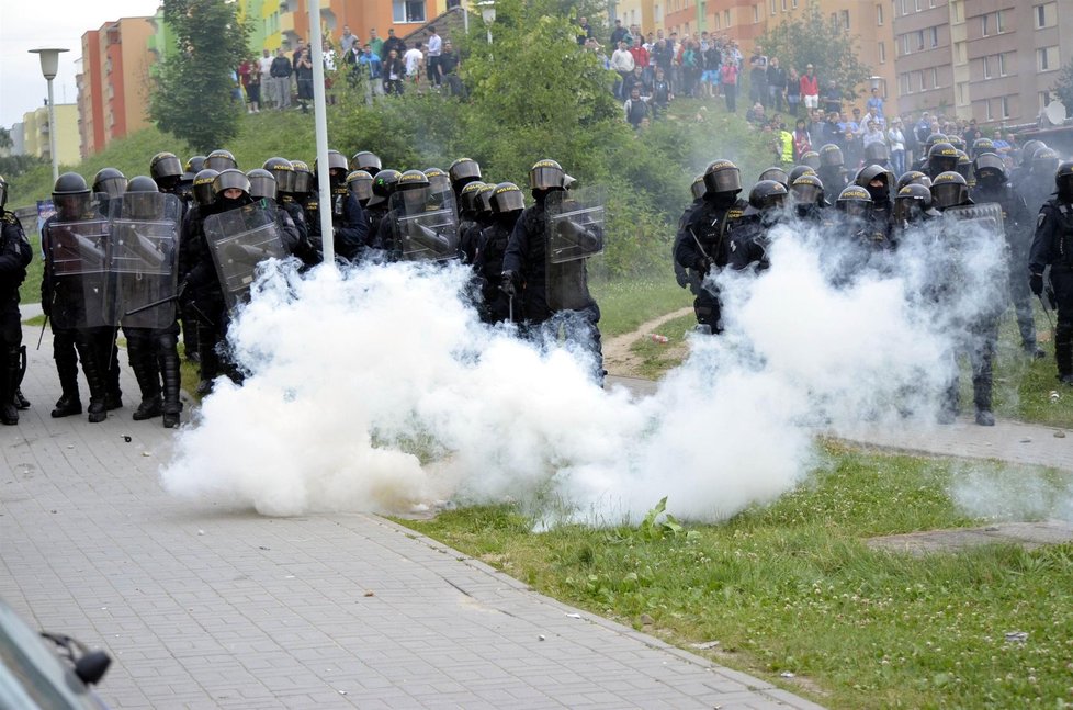 Protestující hází na policisty kameny. Ti jim to zase oplácejí dělbuchy se slzným plynem.