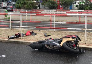 Motorkář u metra Budějovická srazil chodkyni, 2. července 2020.