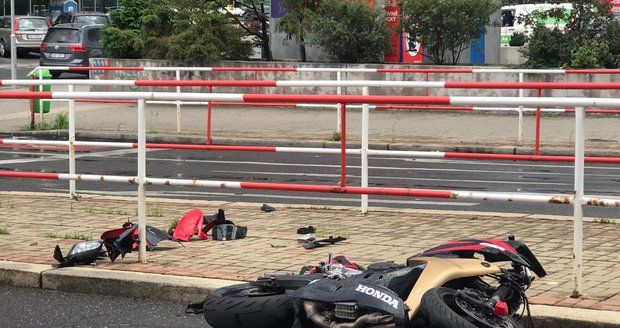 Šílená nehoda v Krči: Motorkář smetl chodkyni (30)! Oba jsou ve vážném stavu