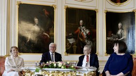 Prezident Spolkové republiky Německo Frank-Walter Steinmeier a paní Elke Büdenbender na Pražském hradě společně s prezidentem Milošem Zemanem a jeho manželkou Ivanou (26.8.2021)