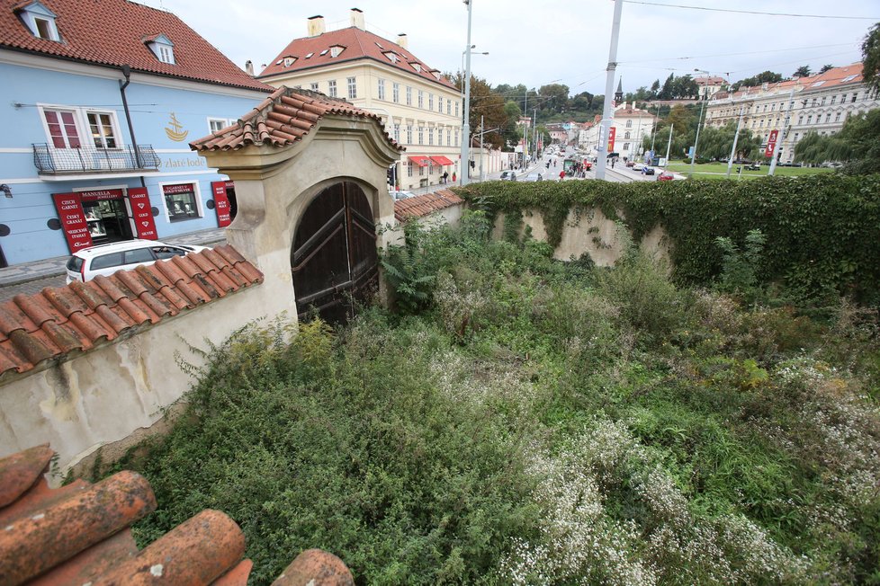 Spor o dům Budínové se konečně vyřešil. Snad jim to při oslavách nespadne na hlavu.