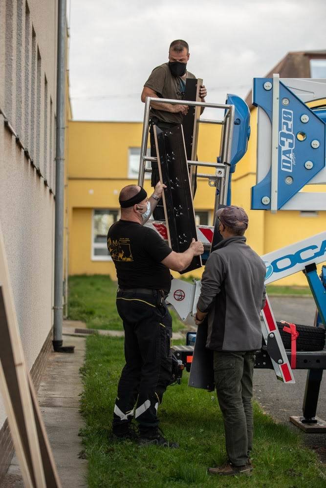 Na fasádu školy ve Štěnovicích na Plzeňsku ochránci nainstalovali 20 budek pro rorýse a stejný počet náhradních hnízd pro jiřičky.