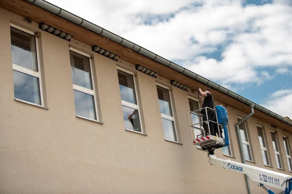 Na fasádu školy ve Štěnovicích na Plzeňsku ochránci nainstalovali 20 budek pro rorýse a stejný počet náhradních hnízd pro jiřičky.