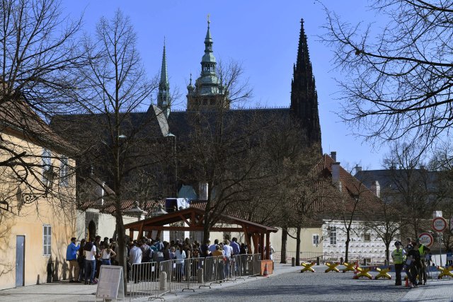 Na Pražském hradě vyrostly nové kontrolní přístřešky, mají zajistit větší komfort pro policii i kontrolované návštěvníky.