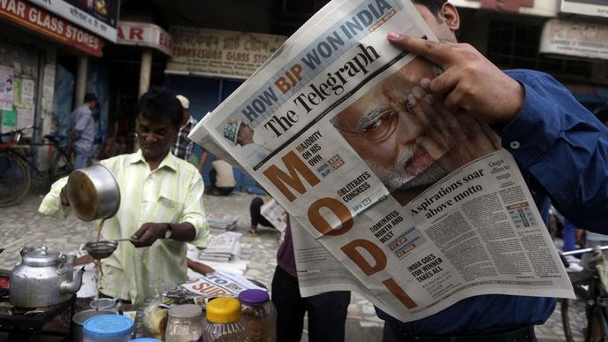 Budoucí indický premiér Naréndra Módí po vítězství ve volbách na titulní straně novin
