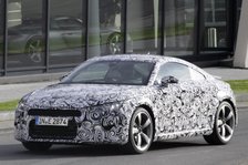 Téměř dvacet let po představení prvního konceptu se Audi TT představí ve třetí generaci. Tvar vozu zůstává stejný, podobně jako u fenomenálního Porsche 911.