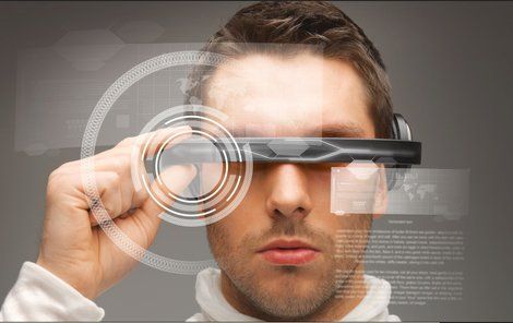 V budoucnosti prý budou lidé používat místo počítače speciální brýle.