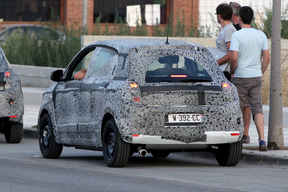 Zapomeňte na vše, co jste dosud o Renaultu Twingo slyšeli. Novinka bude mít patery dveře, neočekávatelný design a pohon zadních kol vyvinutý spolu s Mercedesem, respektive Smartem.