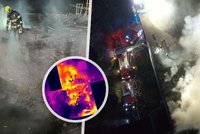 Děsivé záběry z nočního požáru: Plameny pohltily střechu školy, policie má podezření