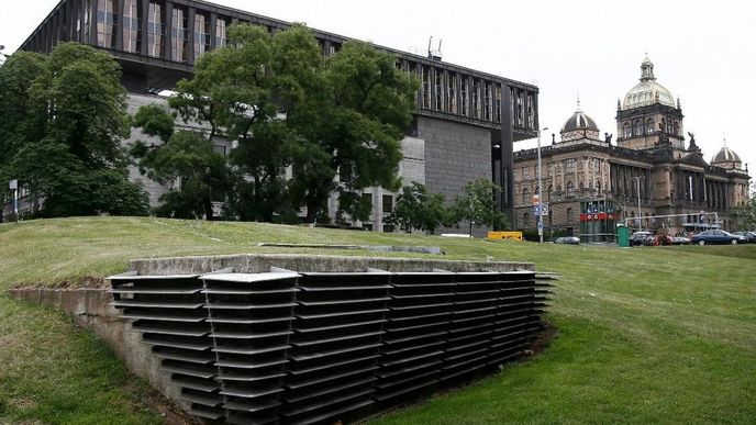 Budovy bávalého Federálního shromáždění (vlevo) a Národního muzea (foto Jiří Koťátko, E15)