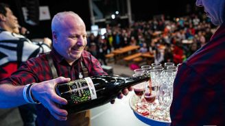 Budvar mění fandění v zážitek: od zlatých půllitrů po pivní sekt Budvar mění fandění v zážitek: od zlatých půllitrů po pivní sekt