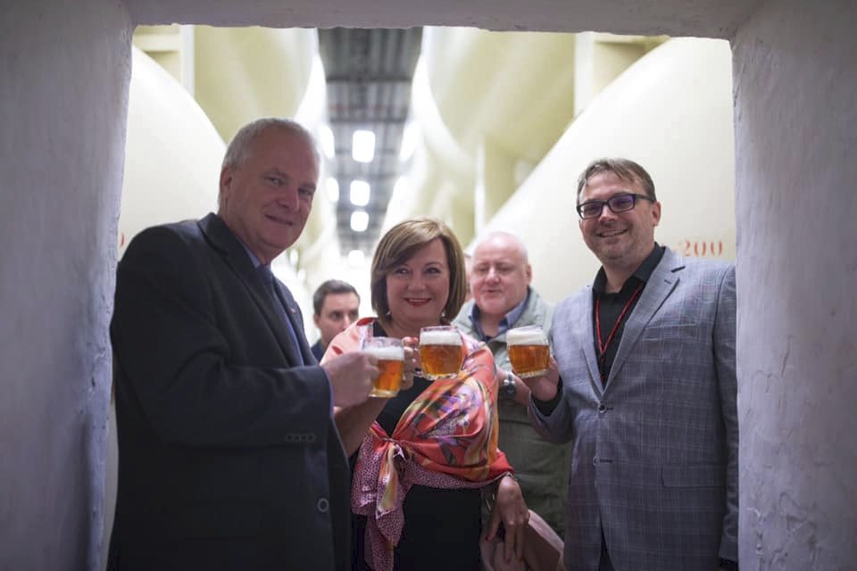 Ministryně financí Alena Schillerová ochutnala pivo Budvar přímo z tanku