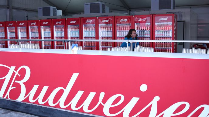 Pivovar Budweiser se na obří sportovní událost svědomitě připravoval. Z prodeje alkoholu na stadionech však sešlo.