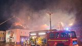V Německu hořel hotel pro migranty. Místní jásali a hasičům bránili v práci