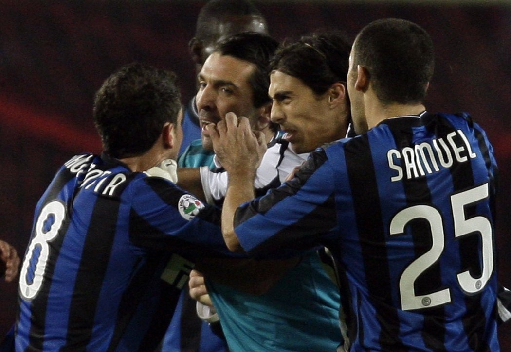 Hráči Interu musel Buffona od Thiaga Motty doslova odtrhnout, jinak by situace mohla dopadnout mnohem hůř.