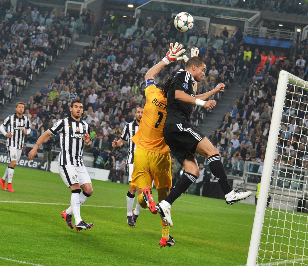 Obránce Realu Pepe v souboji s brankářem Juventusu Buffonem
