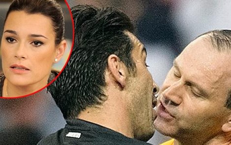 Buffon a rozhodčí Erikkson měli rty zatraceně a nechutně blízko.