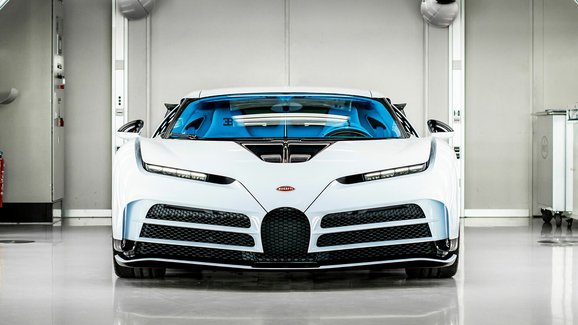 Bugatti doručilo poslední Centodieci. Má krásný interiér v ikonické barvě