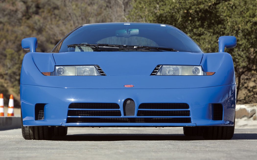 Bugatti EB 110 se v době vzniku nepodobalo žádnému jinému supersportu. Na silnici ho nepřehlédnete.