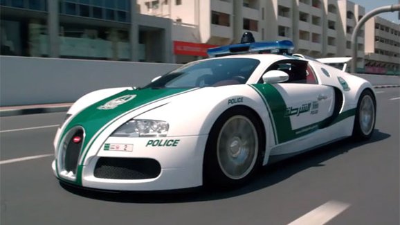 Kompletní flotila vozů dubajské policie v jednom videu