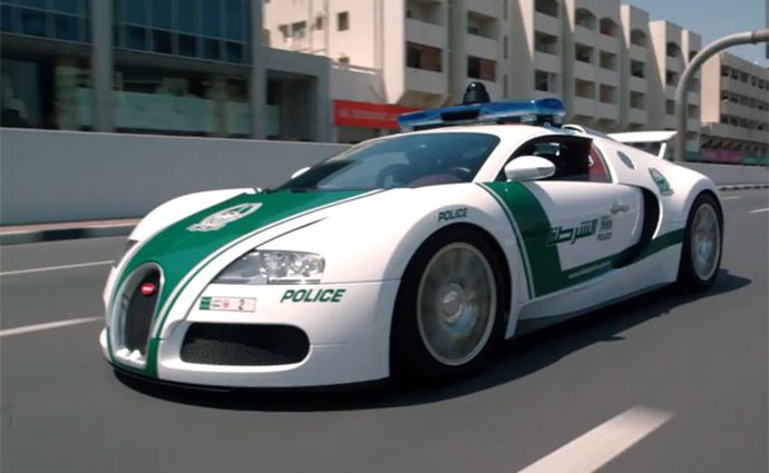Kompletní flotila vozů dubajské policie v jednom videu