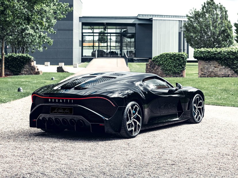 Bugatti La Voiture Noire, jehož byl vyroben pouhý jeden kus, se cení na 16,5 milionů eur (416 milionů korun). Kdo si auto koupil, není jasné, ale spekulovalo se o Cristianu Ronaldovi či  Dr. Ferdinandu Piëchovi, vnukovi Ferdinanda Porsche.