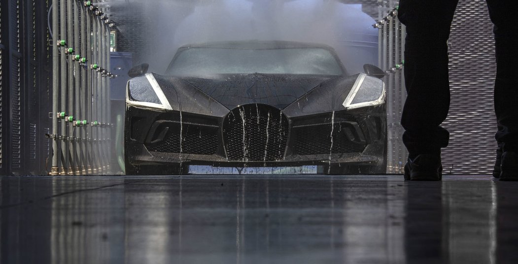 Bugatti La Voiture Noire, jehož byl vyroben pouhý jeden kus, se cení na 16,5 milionů eur (416 milionů korun). Kdo si auto koupil, není jasné, ale spekulovalo se o Cristianu Ronaldovi či  Dr. Ferdinandu Piëchovi, vnukovi Ferdinanda Porsche.