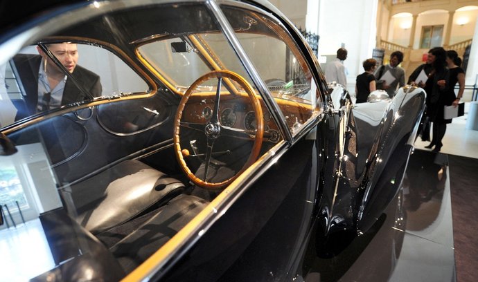 Bugatti Type 57SC Atlantic je skutečný automobilový klenot. Vyrobily se ho jen čtyři kusy a dodnes se dochovaly jen dva. Jedním z majitelů je návrhář Ralph Lauren a cena jeho vozu je odhadována až na 870 mil. Kč.