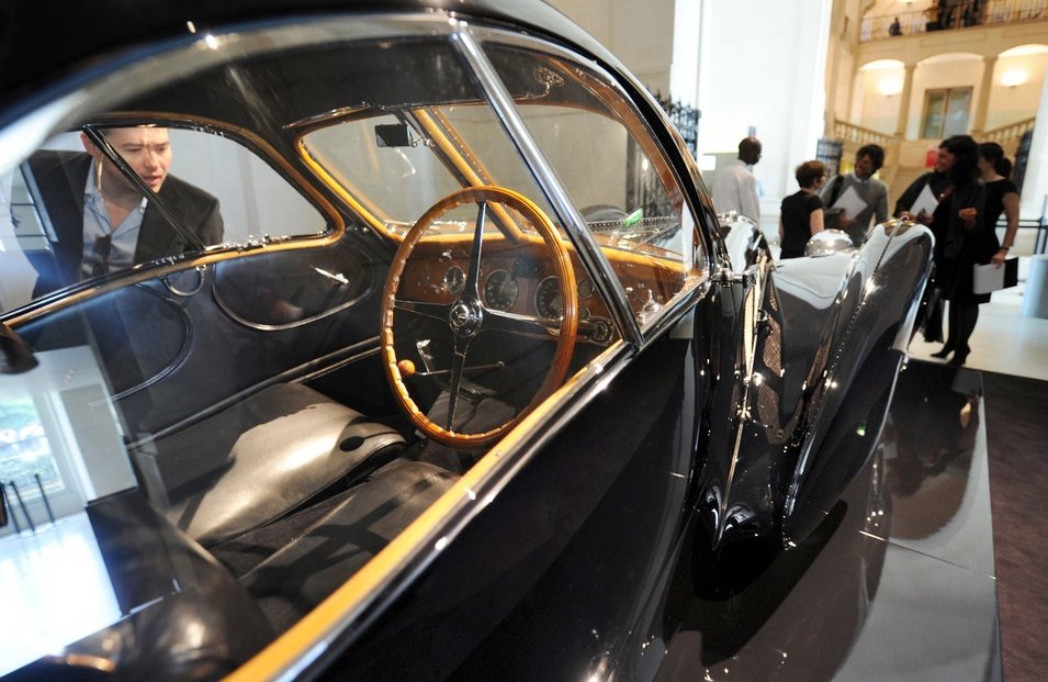 Bugatti Type 57SC Atlantic je skutečný automobilový klenot. Vyrobily se ho jen čtyři kusy a dodnes se dochovaly jen dva. Jedním z majitelů je návrhář Ralph Lauren a cena jeho vozu je odhadována až na 870 mil. Kč.