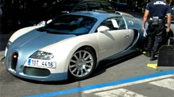 Jak obout botičku Bugatti Veyron? (instruktážní video Městské policie Praha)