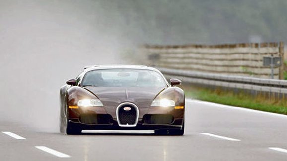 Jaká je havárie v rychlosti 390 km/h? Vypráví legendární testovací jezdec Bugatti