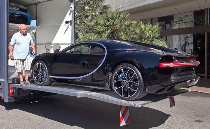 Video: Jedno z prvních Bugatti Chiron dorazilo do Monaka. V náklaďáku!