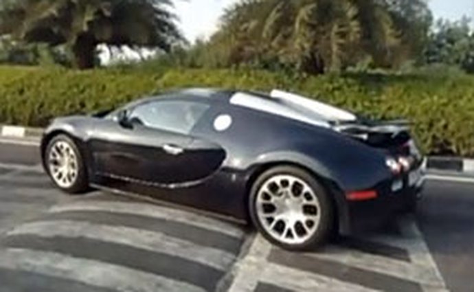 Bugatti Veyron vs. příčný práh (video)