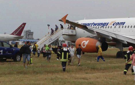 Evakuace letadla Travel Service v bulharském Burgasu sjelo z dráhy