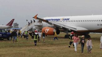 Letadlo Travel Service sjelo po příletu do bulharského Burgasu z dráhy