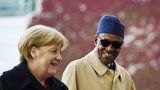 Prezident z Afriky poslal svou ženu do kuchyně. S Merkelovou řešil migranty