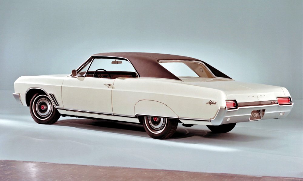 Hardtop Buick GS 400 z roku 1967 s vinylovou střechou a zakrytými zadními koly.