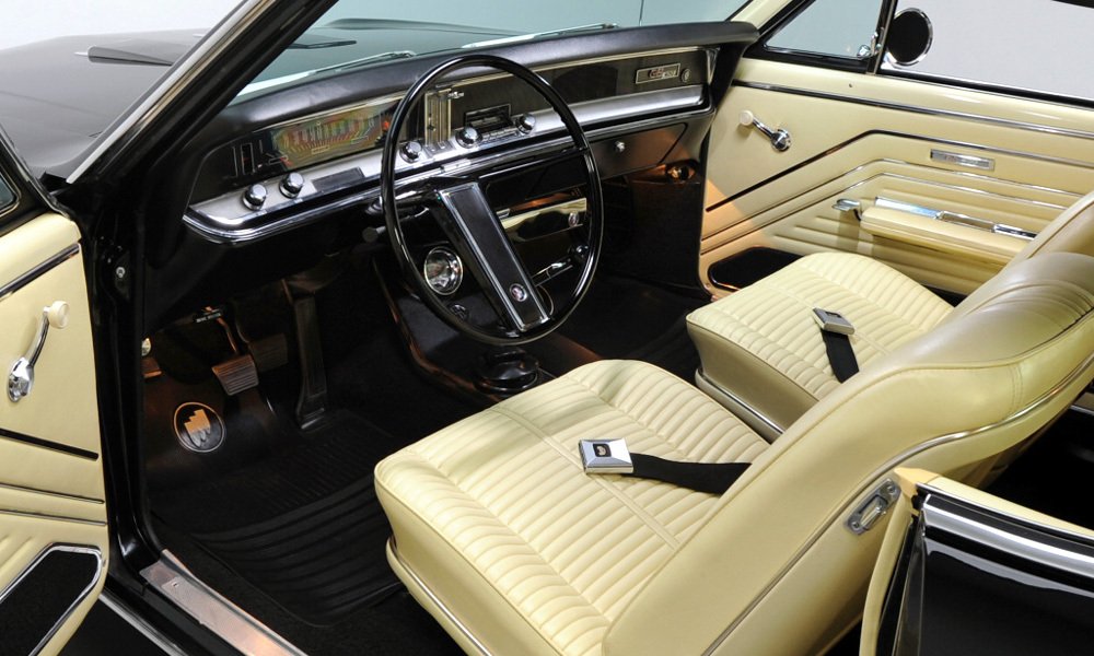 Uvnitř měl Buick GS 400 pohodlná přední sedadla a před volantem rychloměr s vodorovnou stupnicí.