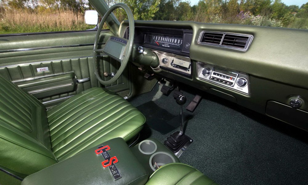 Interiér hardtopu GS 350 byl jednoduchý, včetně palubní desky s rychloměrem před dvouramenným volantem.