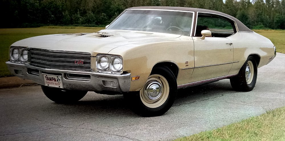 Kupé Buick GS 455 ročník 1971. Kvůli snížení komprese trochu poklesly výkony motorů V8 350 a 455.