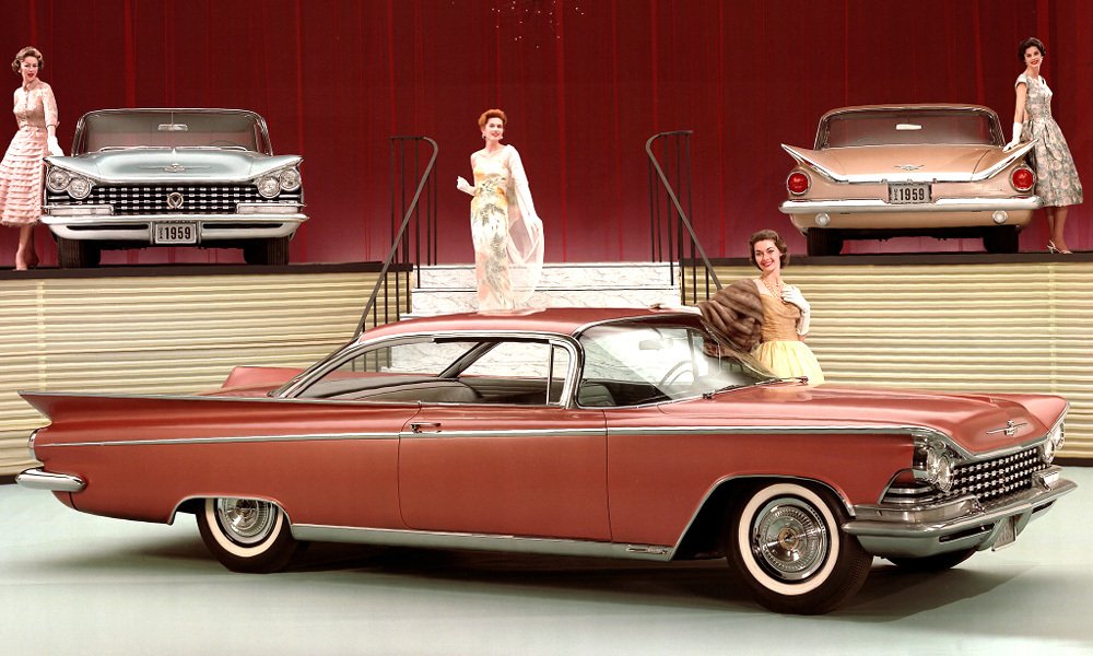 První generace modelu Buick Invicta z roku 1959. Kupé se střechou bez pevných sloupků B (hardtop).