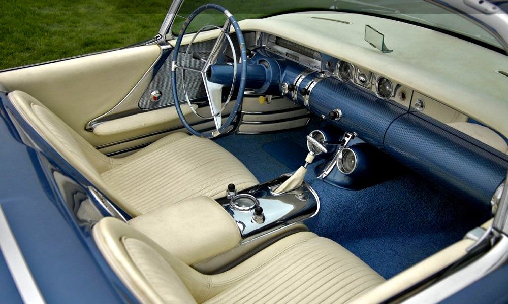 Také interiér konceptu Wildcat II se dvěma samostatnými sedadly byl originální a ladil s barvou vozu. 